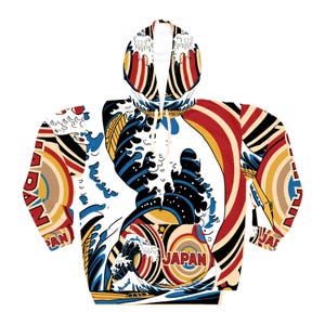 Könnte beinhalten: Ein weißer Hoodie mit einem farbenfrohen japanischen Wellendesign. Der Hoodie hat einen großen "JAPAN"-Aufdruck auf der Vorderseite und kleinere "JAPAN"-Aufdrucke auf den Ärmeln.