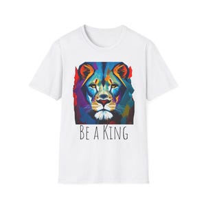 Könnte beinhalten: Weißes T-Shirt mit einem bunten abstrakten Löwenkopf-Motiv und dem darunter gedruckten Text "BE A KING".