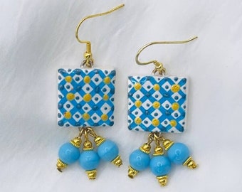 Boucles d'oreilles Majolica en bleu clair, blanc et or, bijoux italiens peints à la main, légers, élégants, uniques, originaux en cadeau