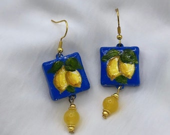 Boucles d'oreilles "Citrons de la côte" sur fond bleu, peintes à la main, bijoux italiens légers, élégants, uniques et originaux en cadeau