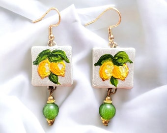 Boucles d'oreilles "Citrons de la côte" sur fond blanc, bijoux italiens peints à la main, légères, élégantes, uniques, originales en cadeau