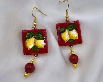 Boucles d'oreilles "Citrons de la côte" sur fond rouge, bijoux italiens peints à la main, légères, élégantes, uniques, originales en cadeau