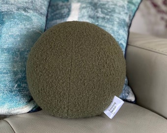 Boule bouclée vert forêt, sphère coussin décoratif nordique, scandinave, coussin moderne minimaliste, décoration d'intérieur, fait main