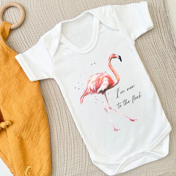 Croissance bébé Flamingo rose - body et bavoir pour bébé. Cadeau parfait pour une nouvelle petite fille. Vêtements pour bébés filles animaux Safari. Nouveau dans le gilet bébé flock