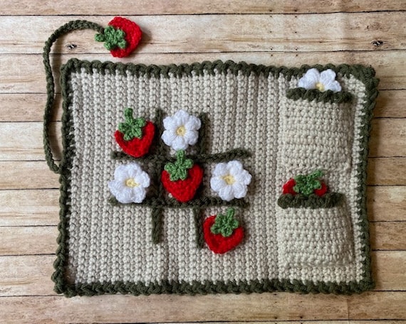 Strawberry Tic-Tac-Toe game crochet pattern ONLY. English pattern. daisies and strawberries crochet game