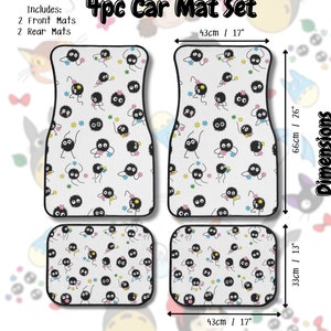 Pode incluir: Um conjunto de quatro tapetes de chão para carro com fundo branco e um padrão repetido de personagens de desenhos animados pretos, brancos e rosados. Os tapetes medem 43 cm por 66 cm e 43 cm por 33 cm. O texto "4pc Car Mat Set" está no topo da imagem.