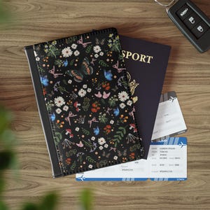 Étui pour passeport floral bohème, porte-cartes de voyage noir Cottagecore, cadeau pour envie de voyager, portefeuille passeport à imprimé floral, accessoires de voyage