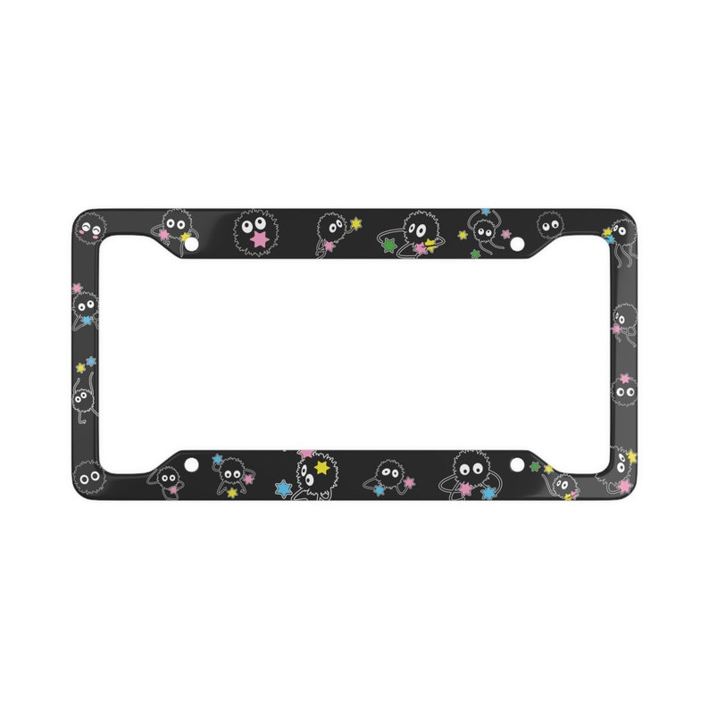 Puede incluir: Marco para matr&iacute;cula negro con borde blanco y un patr&oacute;n repetido de personajes de dibujos animados en blanco y negro con estrellas rosas, azules y amarillas.