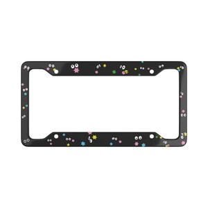 Puede incluir: Marco para matr&iacute;cula negro con borde blanco y un patr&oacute;n repetido de estrellas, ojos y otras formas peque&ntilde;as en rosa, amarillo y azul.