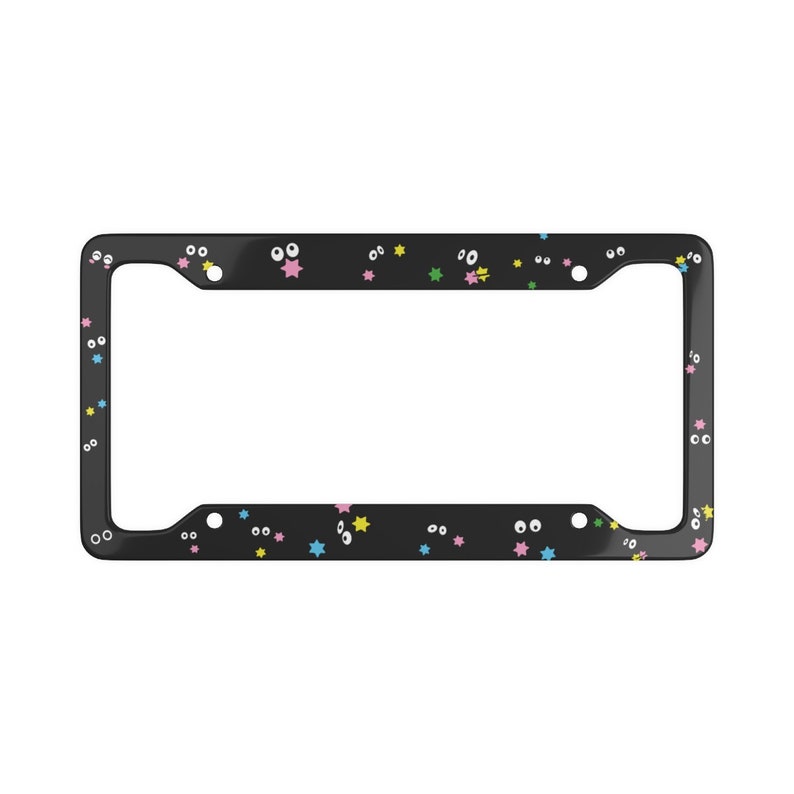 Puede incluir: Marco para matr&iacute;cula negro con borde blanco y un patr&oacute;n repetido de estrellas, ojos y otras formas peque&ntilde;as en rosa, amarillo y azul.