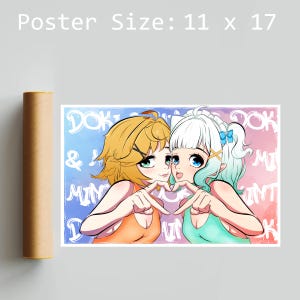 Może przedstawiać: Plakat o wymiarach 28 x 43 cm przedstawiający dwie dziewczyny w stylu anime, które dłońmi tworzą kształt serca. Plakat ma niebiesko-różowe tło z napisem "Doki & Mint". Plakat jest zwinięty w brązową tubę.