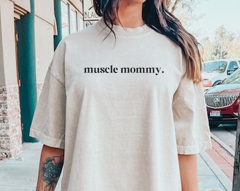 Muscle mommy pump cover t shirt for gym girl, Retro aesthetic gym tshirt for workout clothes, Gym wear powerlifting, Weightlifting gifts