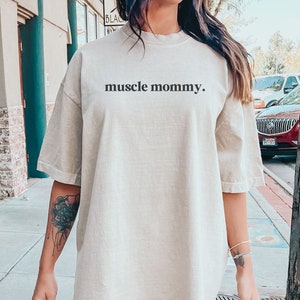 Muscle mommy pump cover t shirt for gym girl, Retro aesthetic gym tshirt for workout clothes, Gym wear powerlifting, Weightlifting gifts