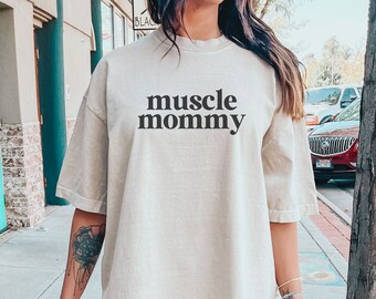 Muscle mommy pump cover t shirt for gym girl, Retro aesthetic gym tshirt for workout, Gym tee gift for weight lifting gift, Gym girl clothes