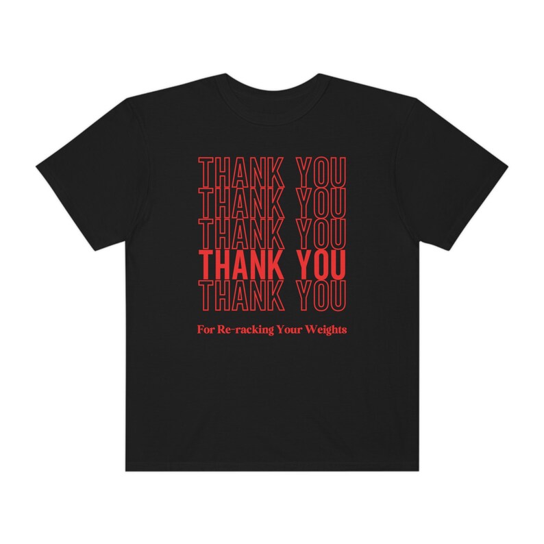 Peut inclure: T-shirt noir avec le texte "THANK YOU" r&eacute;p&eacute;t&eacute; cinq fois en rouge, suivi du texte "For Re-racking Your Weights" en rouge.
