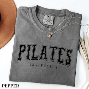 Chemise d'instructeur de Pilates, chemise Comfort Colors® pour cadeau de Pilates pour professeur de Pilates, haut d'entraînement de Pilates pour femme, cadeau d'amateur de Pilates pour elle