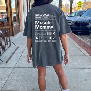 Camiseta de gimnasio con diseño de mamá musculosa, camiseta de gran tamaño para hacer ejercicio, camiseta de entrenamiento con colores cómodos, regalo para adicta al gimnasio, regalo divertido para novia Pepper
