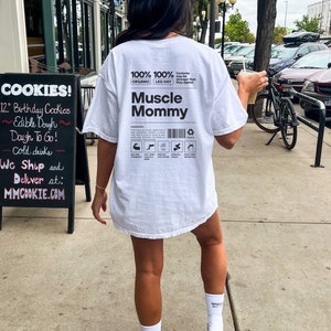 Camiseta de gimnasio con diseño de mamá musculosa, camiseta de gran tamaño para hacer ejercicio, camiseta de entrenamiento con colores cómodos, regalo para adicta al gimnasio, regalo divertido para novia White