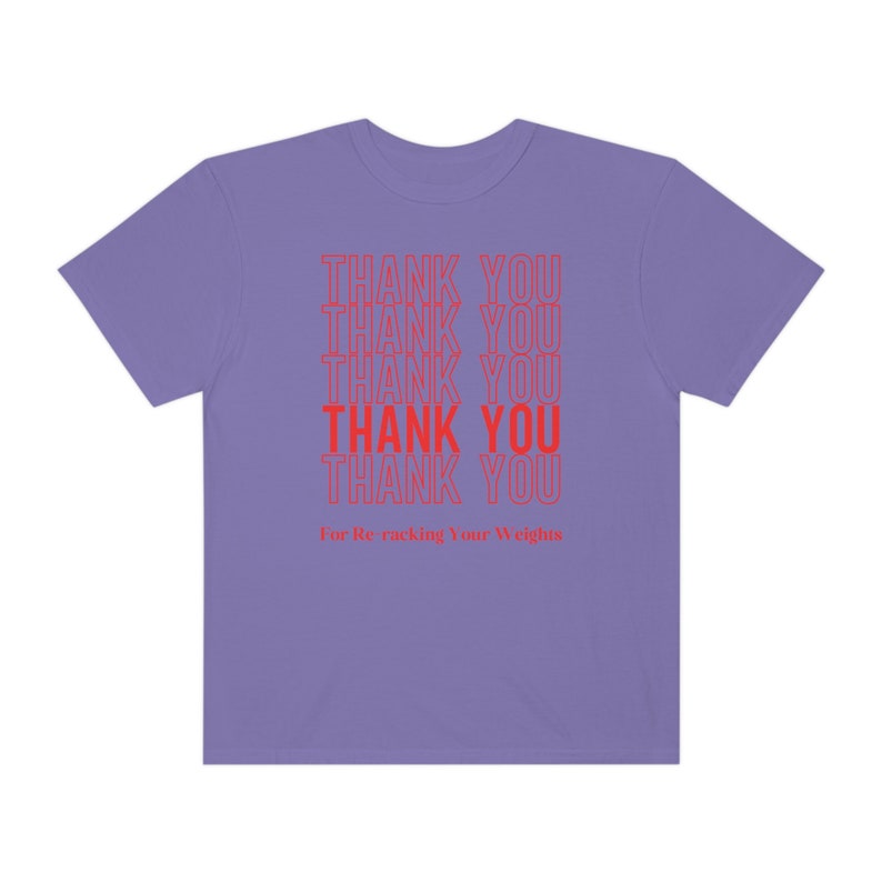 Peut inclure: T-shirt violet avec le texte "THANK YOU" r&eacute;p&eacute;t&eacute; cinq fois en rouge. Le texte est empil&eacute; verticalement et la ligne du bas dit "For Re racking Your Weights".