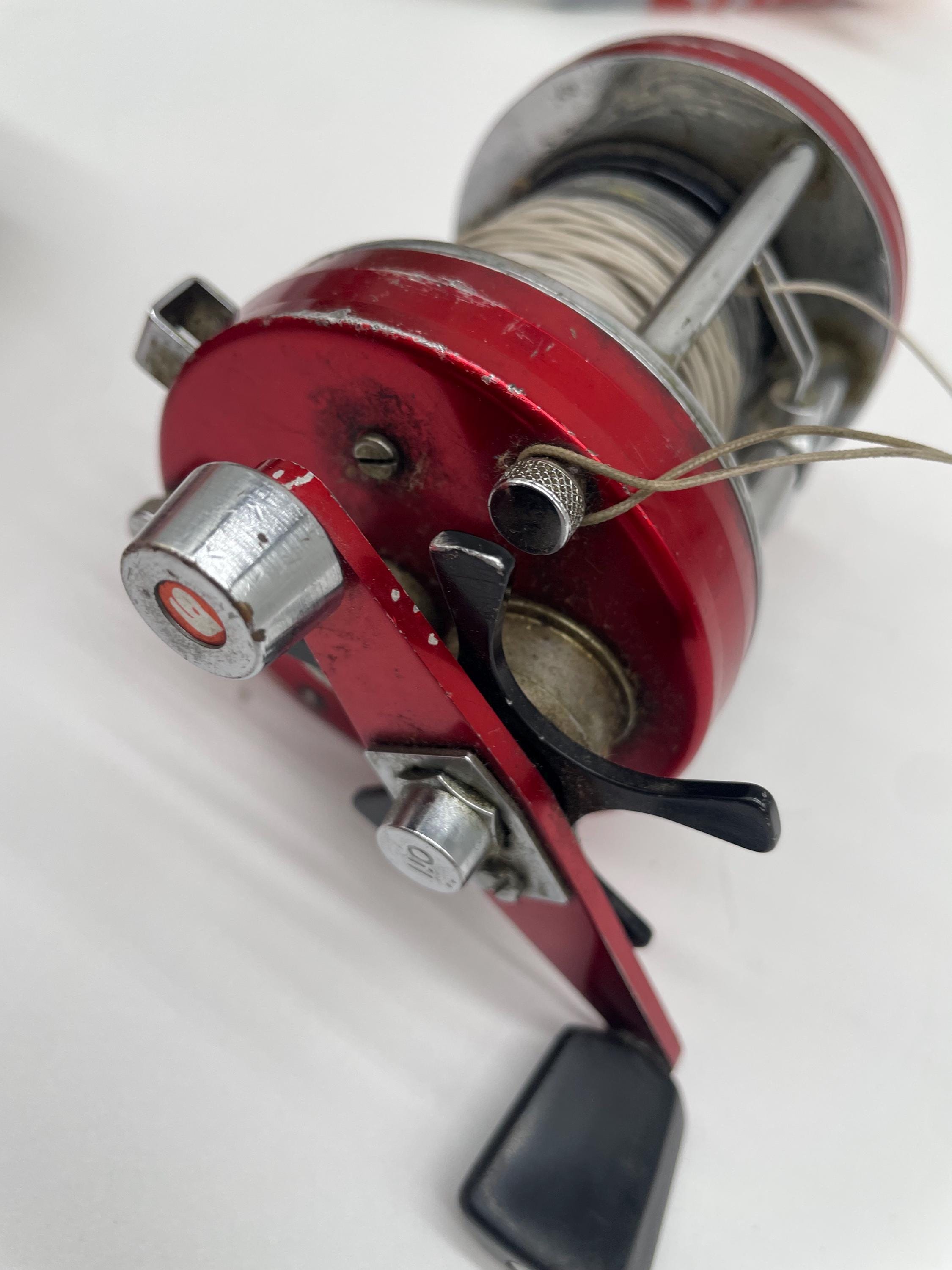 ヴィンテージ ABU スウェーデン アンバサダー 7000 レッド シルバー