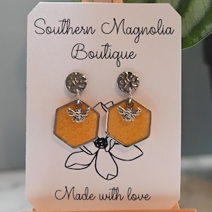 Orecchini in argilla a nido d&#39;ape con ciondolo a forma di ape / Eleganti orecchini importanti / Regalo per lei / Ipoallergenici / Orecchini in argilla / Orecchini alla moda
