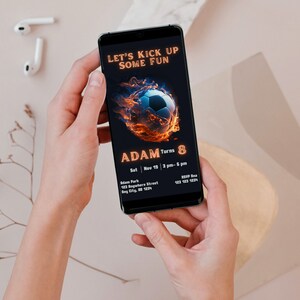 Könnte beinhalten: Eine digitale Einladung zu einer 8. Geburtstagsfeier mit Fußball-Thema. Die Einladung zeigt einen Fußball, der von Flammen umgeben ist, mit dem Text "Let's Kick Up Some Fun" und "Adam Turns 8". Die Einladung enthält das Datum, die Uhrzeit und den Ort der Party.