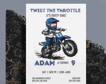 Può includere: Un invito di compleanno per un bambino di 9 anni con un tema di motocross. L'invito presenta un'illustrazione di un bambino che guida una moto da cross blu. Il testo sull'invito recita: "Twist the Throttle It's Party Time! Adam is turning 9. Sat | Nov 19 | 3PM-6PM 123 Anywhere Street Any City, AB 1234 RSVP Ana 123 123 1234"