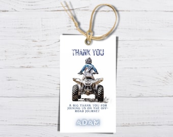Puede incluir: Una etiqueta de agradecimiento blanca con una imagen azul y blanca de una persona conduciendo un quad. El texto "THANK YOU" está en la parte superior de la etiqueta. El texto "A BIG THANK YOU FOR JOINING US ON THE OFF-ROAD JOURNEY" está debajo de la imagen. El texto "ADAM" está en la parte inferior de la etiqueta.