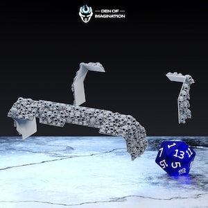Könnte beinhalten: Ein Satz von vier 3D-gedruckten Dungeon-Wänden aus Schädeln. Die Wände sind für den Einsatz in Tabletop-Rollenspielen konzipiert. Ein blauer und weißer 12-seitiger Würfel befindet sich im Vordergrund.