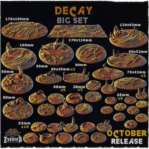 Puede incluir: Una colección de bases en miniatura redondas y rectangulares etiquetadas como DECAY BIG SET OCTOBER RELEASE. Las bases presentan superficies texturizadas, orgánicas y con púas en tonos marrones y naranjas, con tamaños de 25mm a 170x110mm.