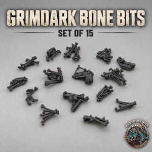 Puede incluir: Un conjunto de 15 piezas de hueso en miniatura de color gris oscuro que representan diversos restos esqueléticos, incluyendo cajas torácicas y huesos de extremidades. El texto GRIMDARK BONE BITS SET OF 15 aparece arriba y el logo KEV3DYNAMICS abajo.