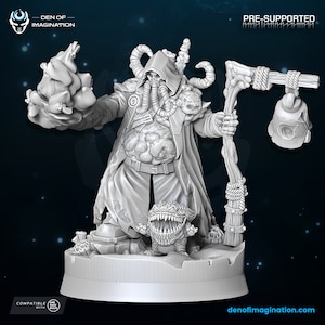 Könnte beinhalten: Eine detaillierte 3D-gedruckte Miniatur einer grotesken, mit einer Kapuze bekleideten Figur mit Tentakeln, die einen Stab und eine Kreatur in der Hand hält. Die Figur steht auf einem runden Sockel. Die Miniatur ist vormontiert und kompatibel mit 28-mm-Regeln. Den of Imagination.