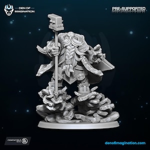 Puede incluir: Una figura miniatura de resina gris de un guerrero enano barbudo sobre una base rocosa. La figura lleva una armadura pesada y una capa con borde de piel, sosteniendo un bastón alto con una cabeza rectangular. Texto en la imagen: Den of Imagination.