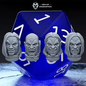 Könnte beinhalten: Vier graue, detaillierte Miniatur-Monsterköpfe mit verschiedenen Ausdrücken, vor einem großen blauen Würfel. Die Köpfe haben scharfe Merkmale und sind wahrscheinlich für Tabletop-Spiele oder Bastelarbeiten gedacht. Das Den of Imagination-Logo befindet sich oben links.