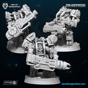 Puede incluir: Tres figuras en miniatura de color gris de guerreros blindados en exoesqueletos mecánicos, cada uno sosteniendo un arma pesada grande. Las figuras presentan detalles mecánicos intrincados, placas en los hombros y bases circulares. Texto: DEN OF IMAGINATION, PRE-SUPPORTED.