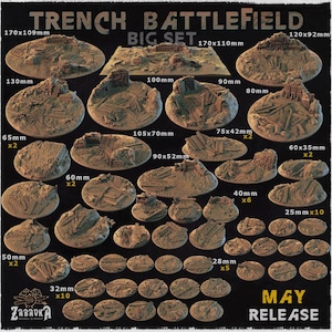 Op de afbeelding: Een Trench Battlefield Big Set collectie van miniatuurbases in diverse vormen en maten, met getextureerd terrein met houten planken en puin. De set bevat gelabelde afmetingen in millimeters voor elk basistype, variërend van 25mm tot 170x110mm.
