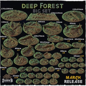 Op de afbeelding: Een verzameling miniatuurterreinbases voor tabletopspellen, ontworpen als bosgrond. De bases variëren in grootte, van 25 mm tot 170 mm in diameter. Ze tonen rotsen, boomstammen en bladeren. De tekst "DEEP FOREST BIG SET" is zichtbaar.