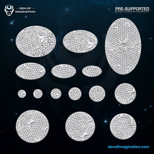 Op de afbeelding: Een set van 14 voorgedrukte 3D-geprinte bases voor tabletop-spellen. De bases zijn ovaal en rond, in verschillende maten. De bases zijn ontworpen met een honingraatpatroon en ingewikkelde details.