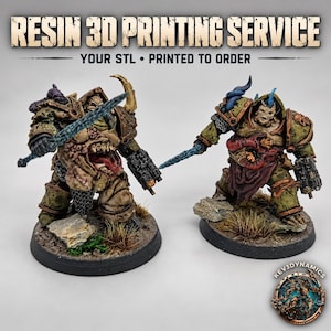 Op de afbeelding: Twee beschilderde miniatuurfiguren met groteske, gepantserde krijgers met blootliggend vlees, hoorns en wapens. De tekst RESIN 3D PRINTING SERVICE YOUR STL PRINTED TO ORDER staat bovenaan en een KEV3DYNAMICS-logo staat in de benedenhoek.