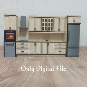 以下が含まれることがあります： 木製のキャビネット、ストーブ、オーブン、冷蔵庫を備えた、ミニチュアのドールハウス用キッチンセット。キッチンは明るい木製の仕上げで、黒いアクセントが施されています。このセットは木でできており、ドールハウスでの使用を目的としています。