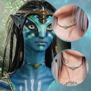 Könnte beinhalten: Nahaufnahme eines Na'vi-Charakters aus dem Film Avatar, mit blauer Haut und gelben Augen, der eine braune Choker-Halskette mit grünen Steinakzenten trägt. Zusätzliche Bilder zeigen die Halskette im Detail.