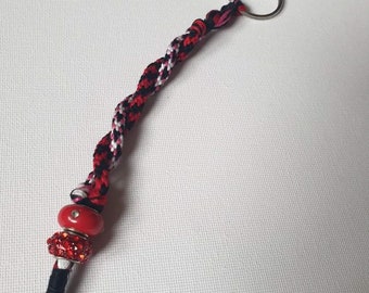 Handwoven keyring - red and black