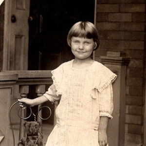c1910 Petite fille, douce jeune fille avec chaise et ours en peluche, Vraie carte postale avec photo (RPPC) noir et blanc, carte postale non envoyée A1