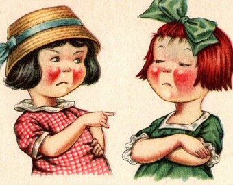 c1923 Postal vintage de Twelvetrees, 2 chicas descontentas, chicas molestas, se halaga, señala, publicado, efímera, Cruz Roja Cancelar A2