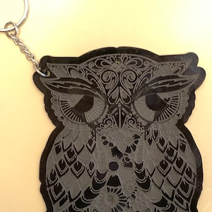 Búho mandala - Accesorio bolso acrílico negro