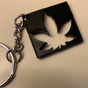 Baby Weed Leaf Box Hole - Schwarzer Acryl Schlüsselanhänger