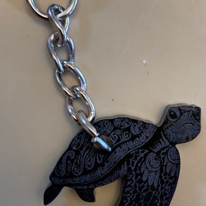 mandala tortuga bebé - Llavero acrílico negro
