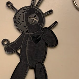 Voodoo doll - Schwarzer Acryl Schlüsselanhänger