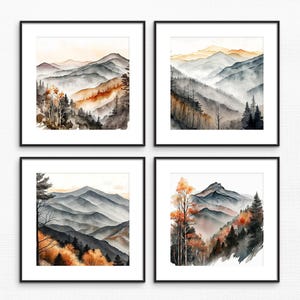 Op de afbeelding: Set van vier aquarellen die een mistig berglandschap met herfstbladeren tonen. De schilderijen zijn ingelijst in zwarte lijsten en zijn in een rasterpatroon gerangschikt.