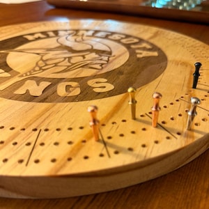 Tabellone da cribbage sportivo personalizzato - Gioco in legno inciso al laser personalizzato / Regalo perfetto per papà, marito, padre, matrimonio, anniversario
